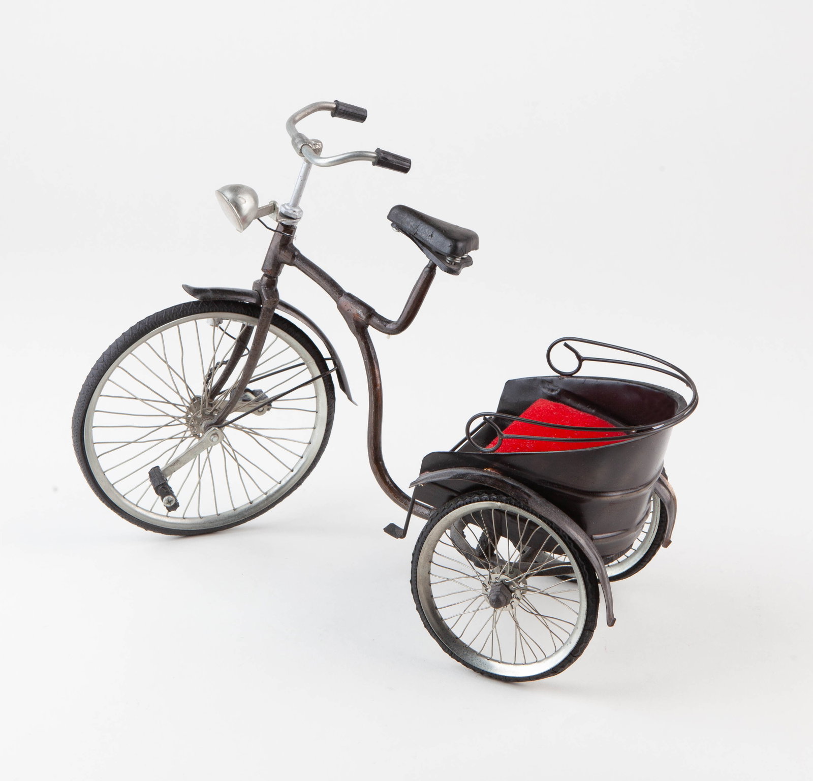 1980s Vintage Tricycle Model: Name 1980s Vintage Tricycle Model Dimensions L:36cm H:24cm Description Period: 1980sStyle: Retro VintageMaterial: Aluminum alloy, iron, natural rubberOrigin: EuropeDescriptionThis vintage 19