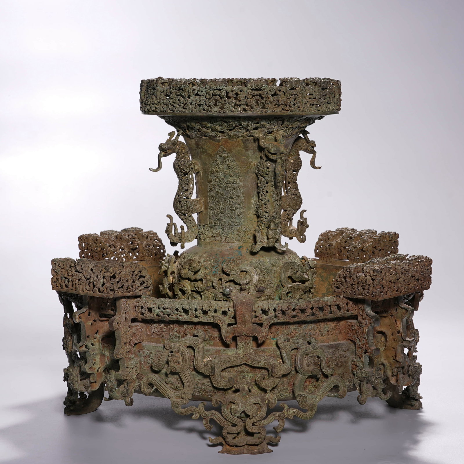 Warring States period Zun and Pan with coiled chilong patterns: Name Warring States period Zun and Pan with coiled chilong patterns Dimensions H:24cm W:32.5cm Description