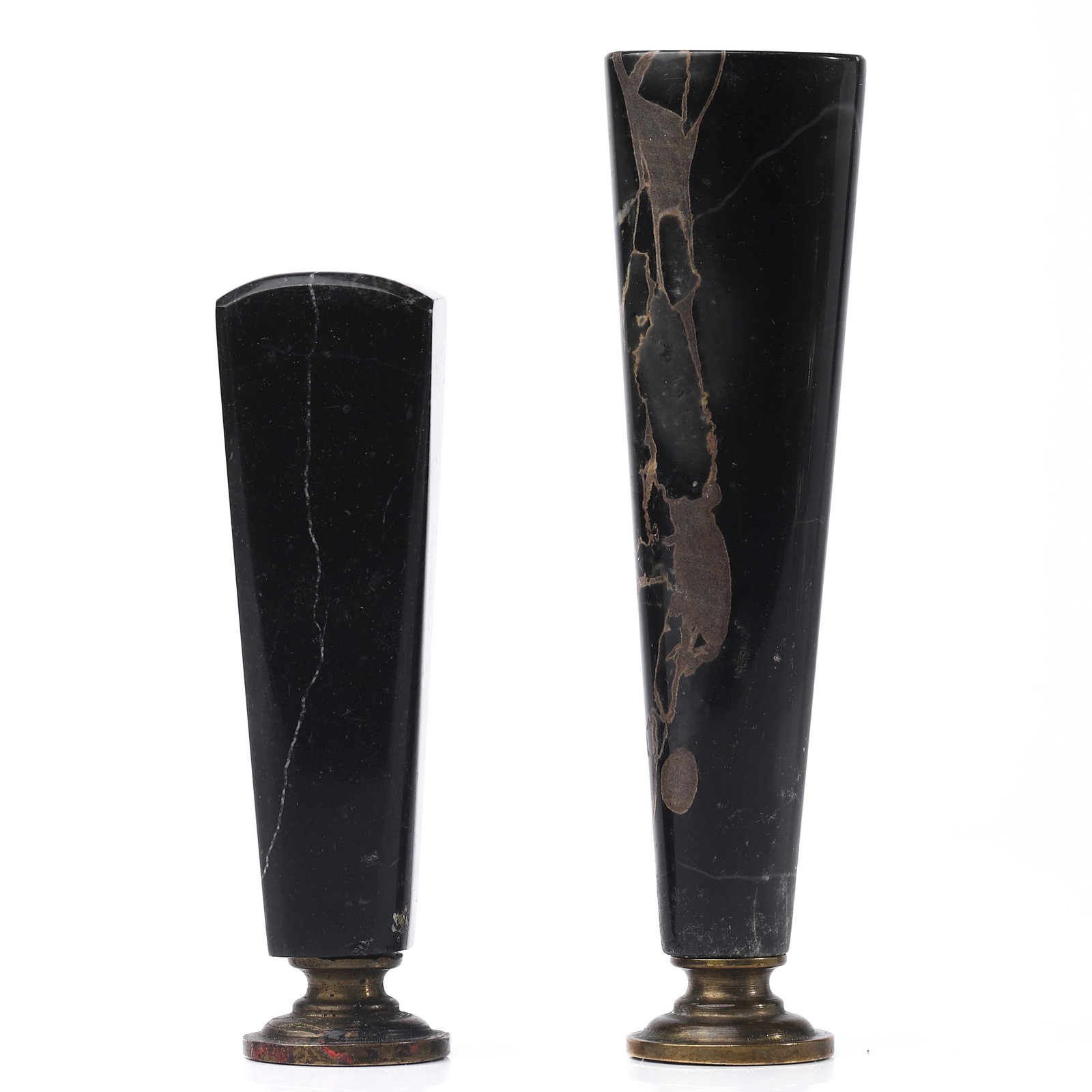 A PAIR OF ANTIQUE MARBLE AND BRASS WAX SEALS: Dimensions Height 3.2 in (8.2 cm) and 4.2 in (10.6 cm); Total weight 126.2 g. Description This pair of antique wax seals features tapered black marble handles mounted on brass bases, each engraved
