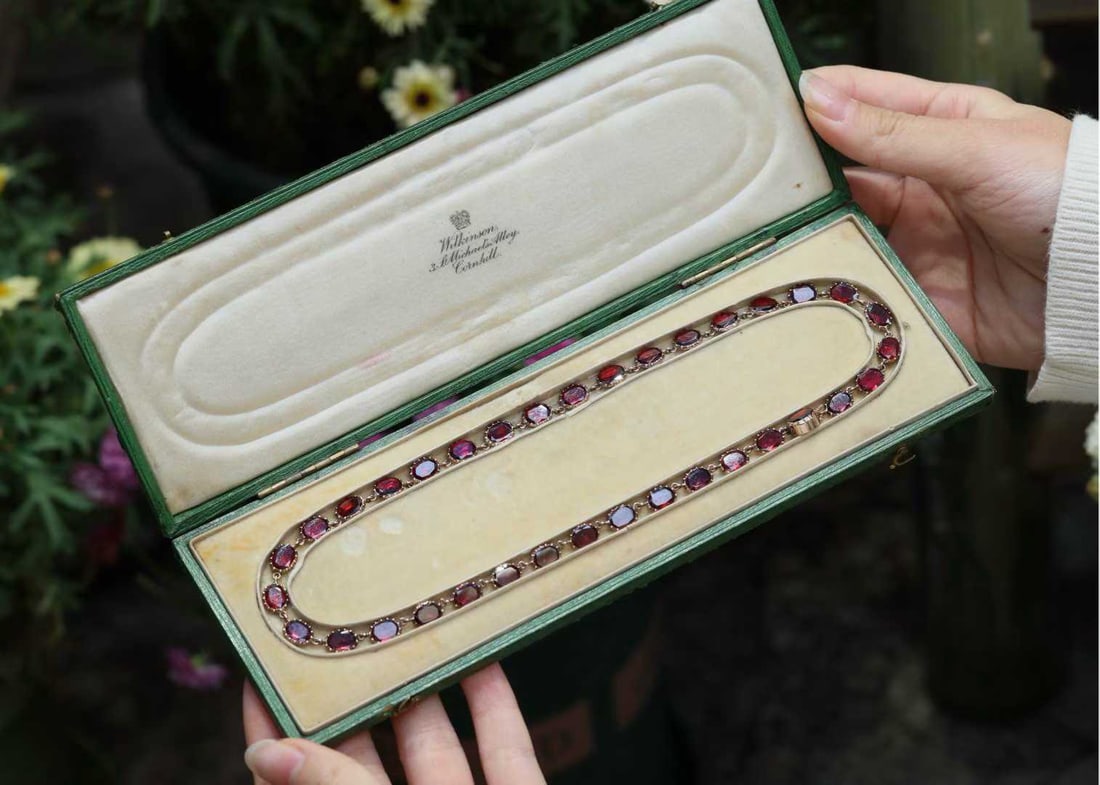 GEORGE PERIOD 14K GOLD GARNET NECKLACE: The length is 40 centimeters.