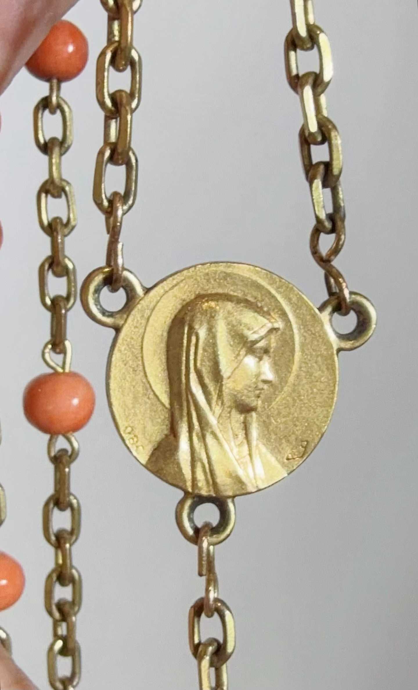 VICTORIAN 18K GOLD VIRGIN MARY CROSS CORAL ONE-PIECE NECKLACE: Gold-plated chain, weighing 15.5g, 42.5cm in length, inner circumference 52cm, diameter 4.6mm.