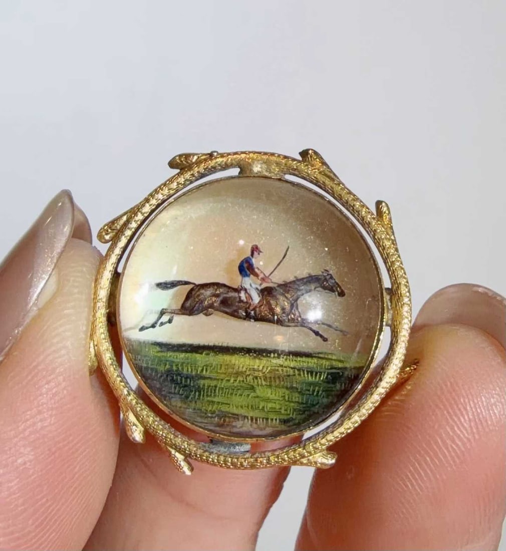 20K GOLD INTAGLIO CRYSTAL HORSE BROOCH: Weight: 8.4g, Width: 25mm, Crystal Diameter: 19.6mm, Thickness: 9.1mm. Classic reverse crystal painting and intaglio engraving, depicting a horse racing scene with rich colors. The dynamic portrayal