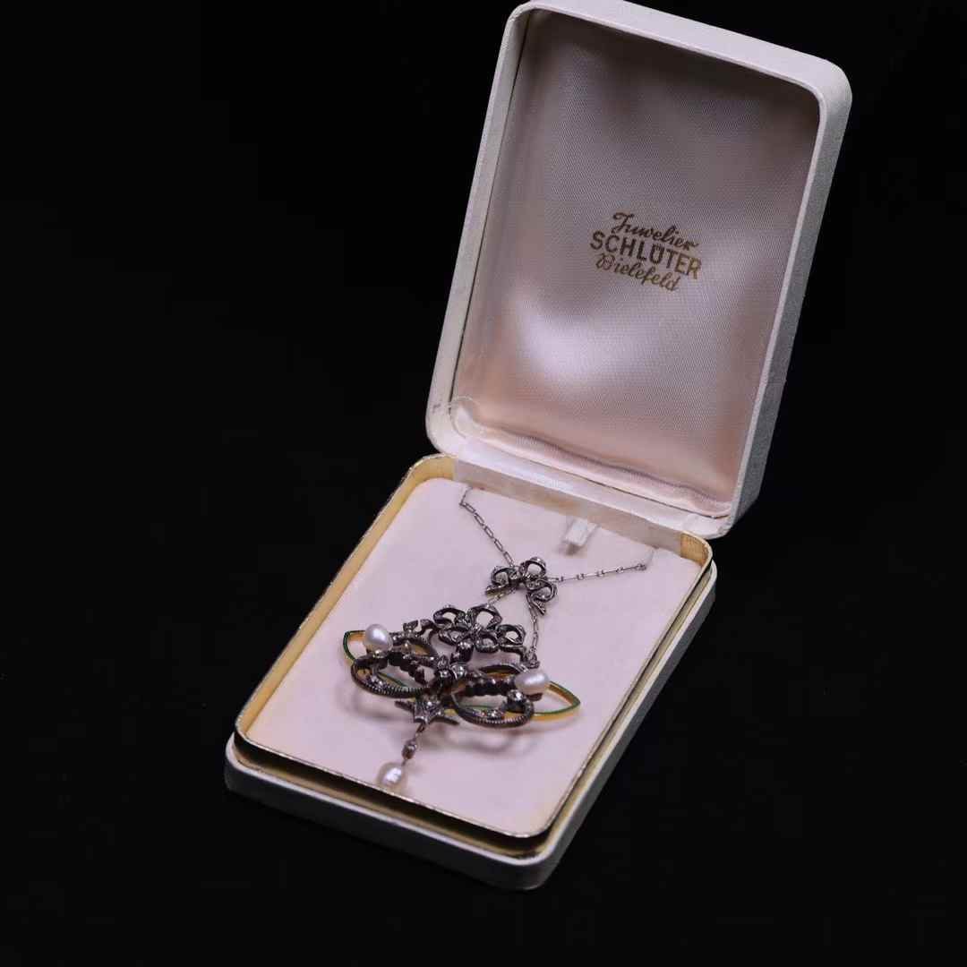 GOLD AND SILVER STACKED WILD BEAD DIAMOND NECKLACE PENDANT FROM THE BELLE EPOQUE: Original one-piece chain, bowknot garland style, green sea urchin carved decorative lines, knife-edge craftsmanship, inlaid rose-cut diamonds, three wild pearls of 7-8mm in size, detachable, large