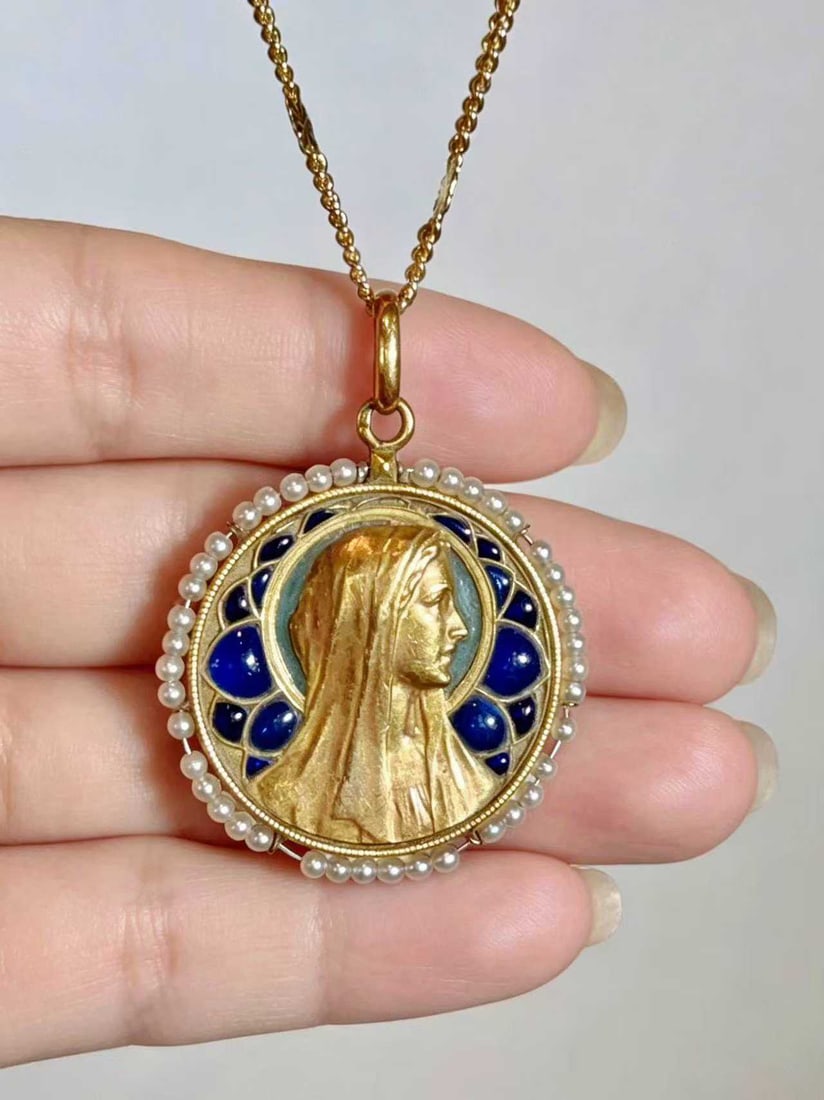 18K GOLD OPEN-WINDOW ENAMEL WILD PEARL VIRGIN MARY PENDANT: Weighing 4.3g, it is 22.9mm wide and 1.3mm thick. It is crafted with goldwork and features cloisonne enamel with openwork light transmission, surrounded by wild small pearls. The texture is high-end