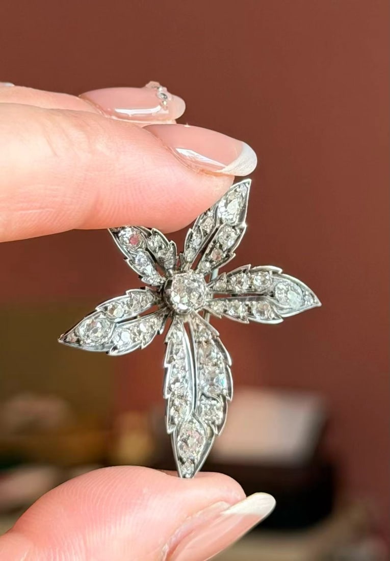 VICTORIAN GOLD AND SILVER STACKED DIAMOND FLOWER BROOCH: Weighing 6.1g, measuring 35mm in length and 34.5mm in width, it adopts the gold and silver overlaying technique. With a delicate six-petal flower leaf design, the lines are light and graceful,