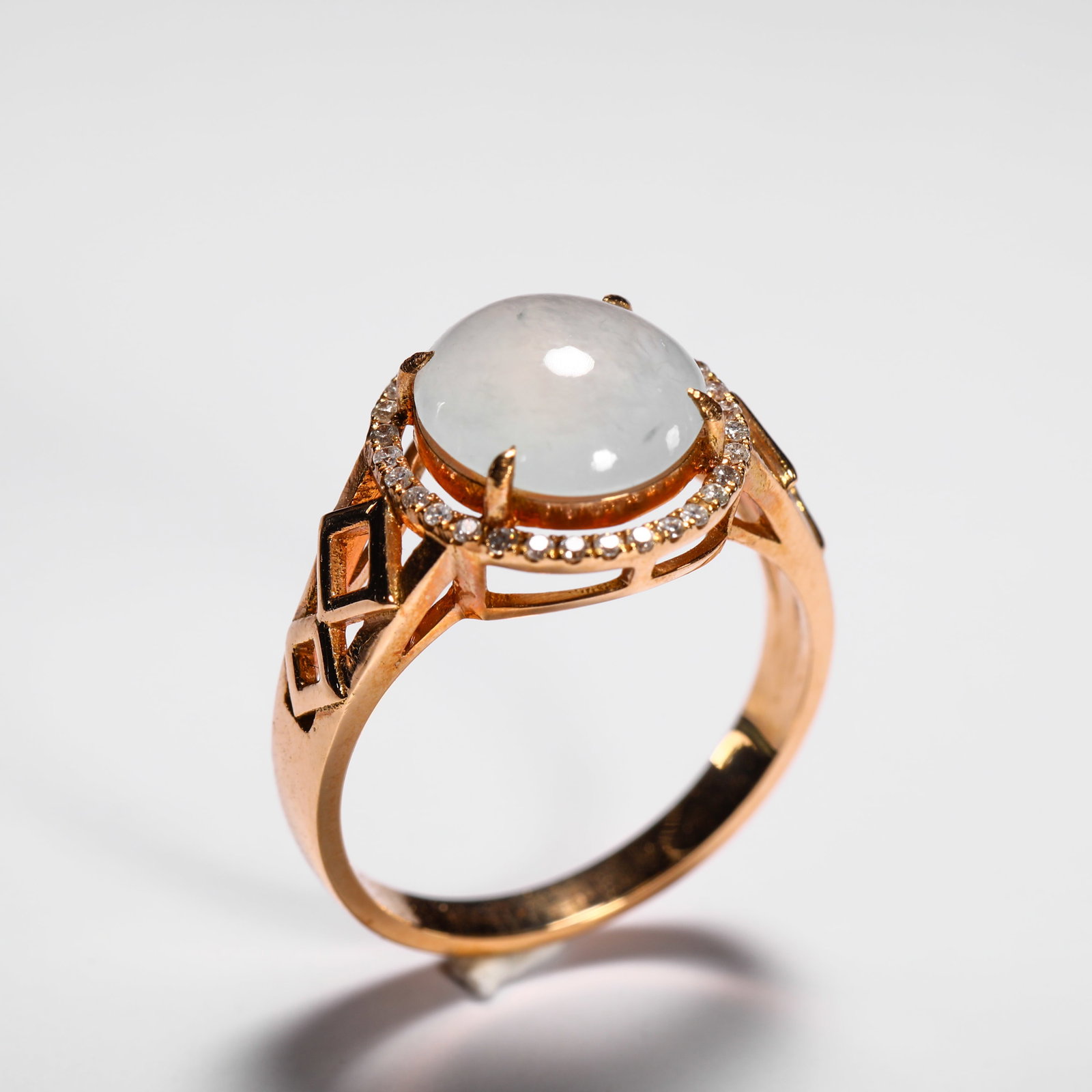18K GOLD ICE-TYPE JADE RING: Mouth of ring: 12 Weight: 2.6g