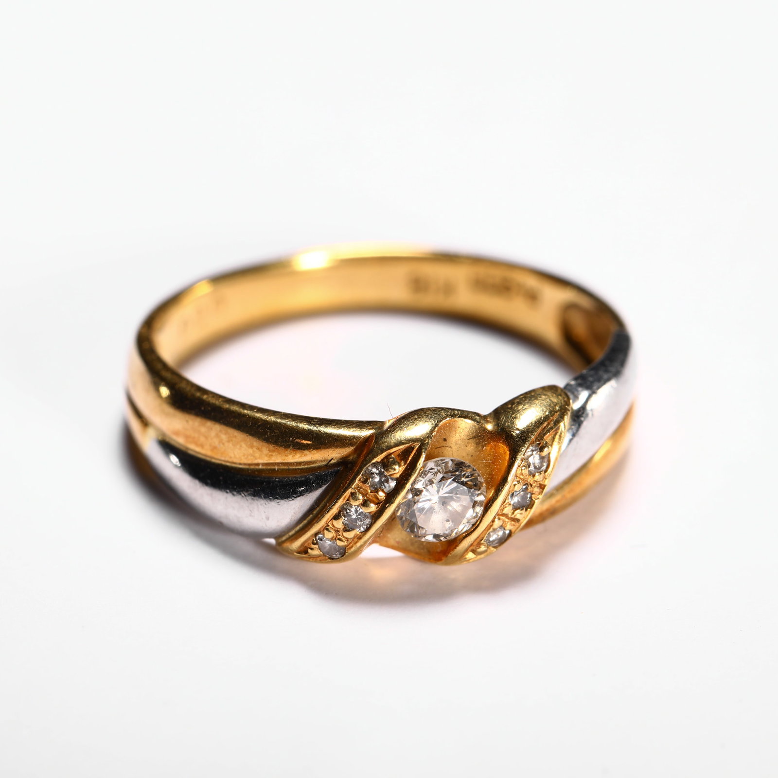 18K DIAMOND RING: Mouth of ring: 11 Weight: 3g