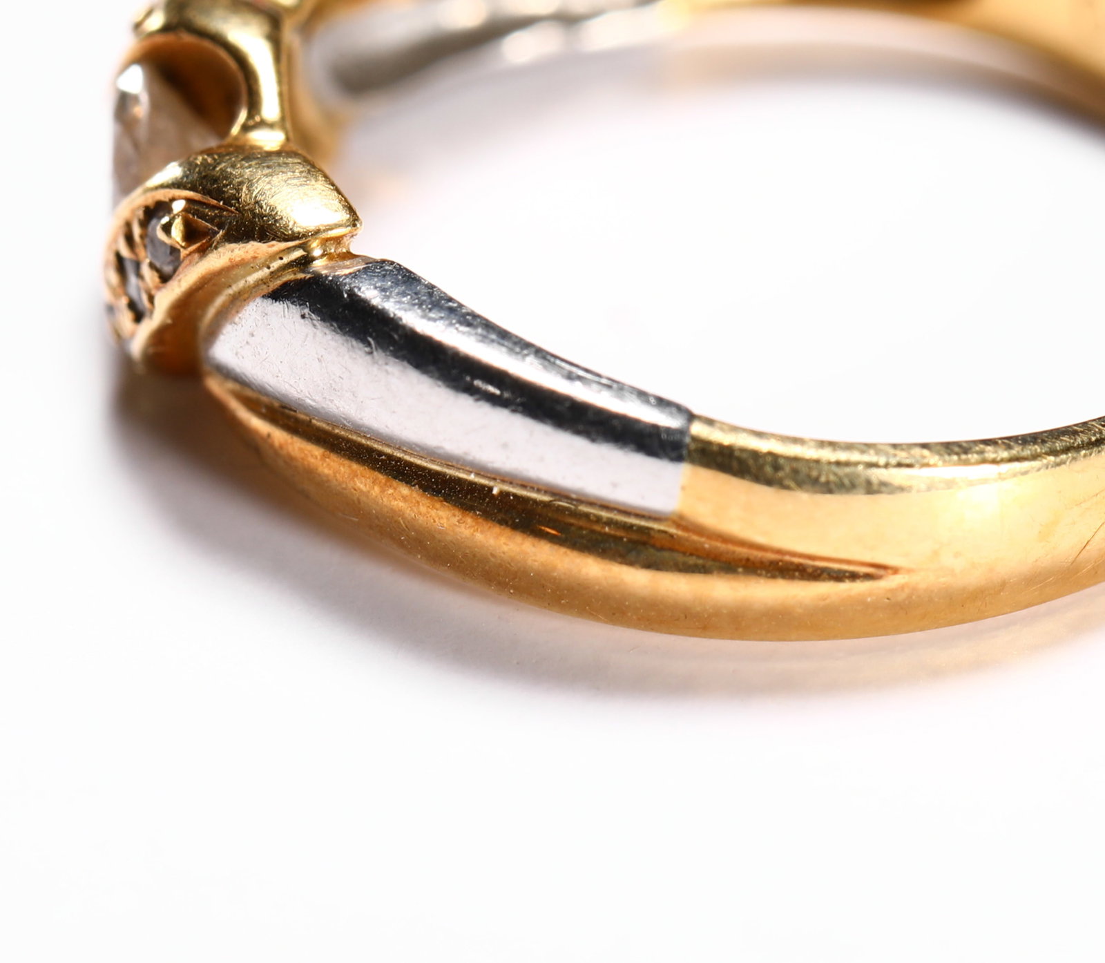18K DIAMOND RING - 8