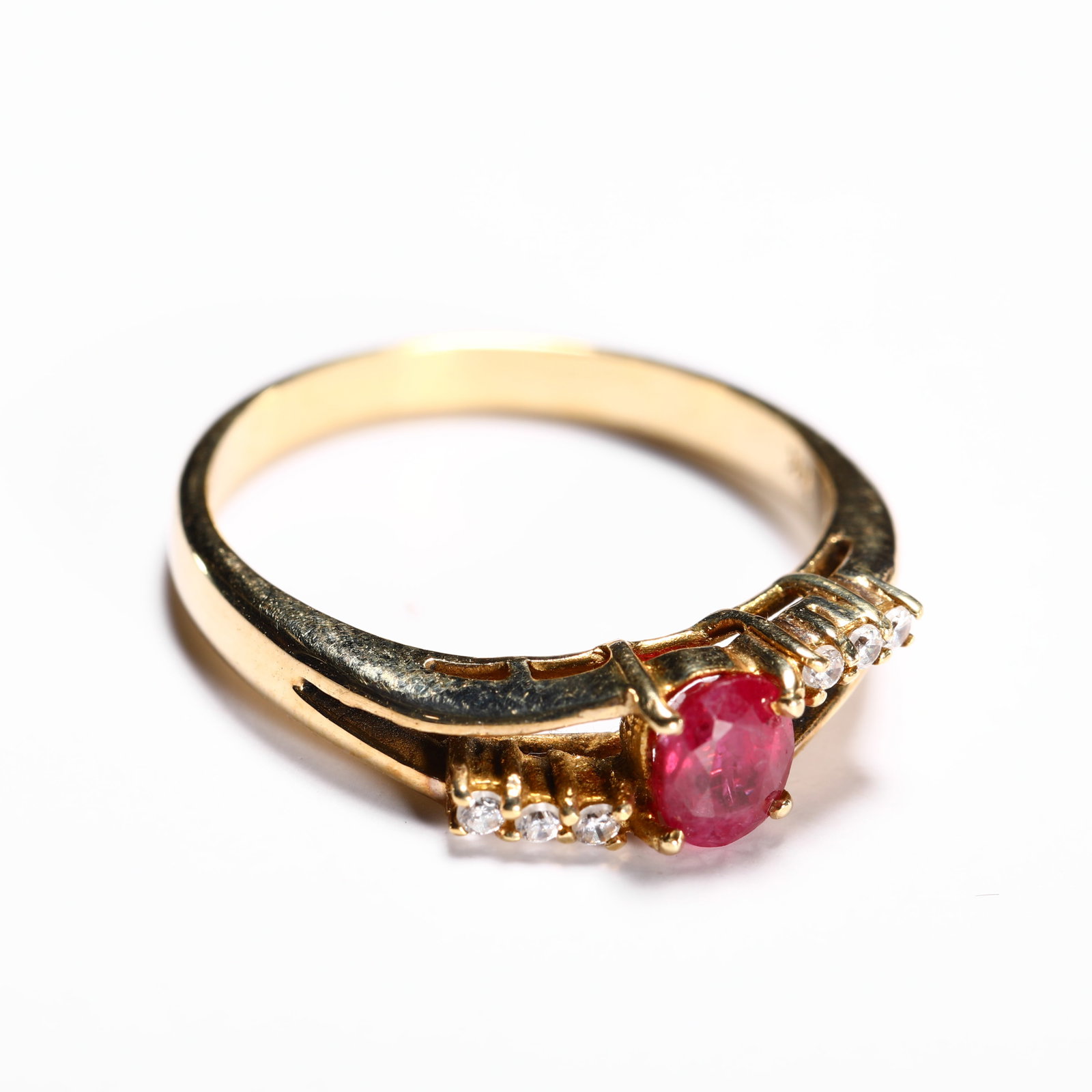 18K RUBY RING: Mouth of ring: 12 Weight: 2.4g