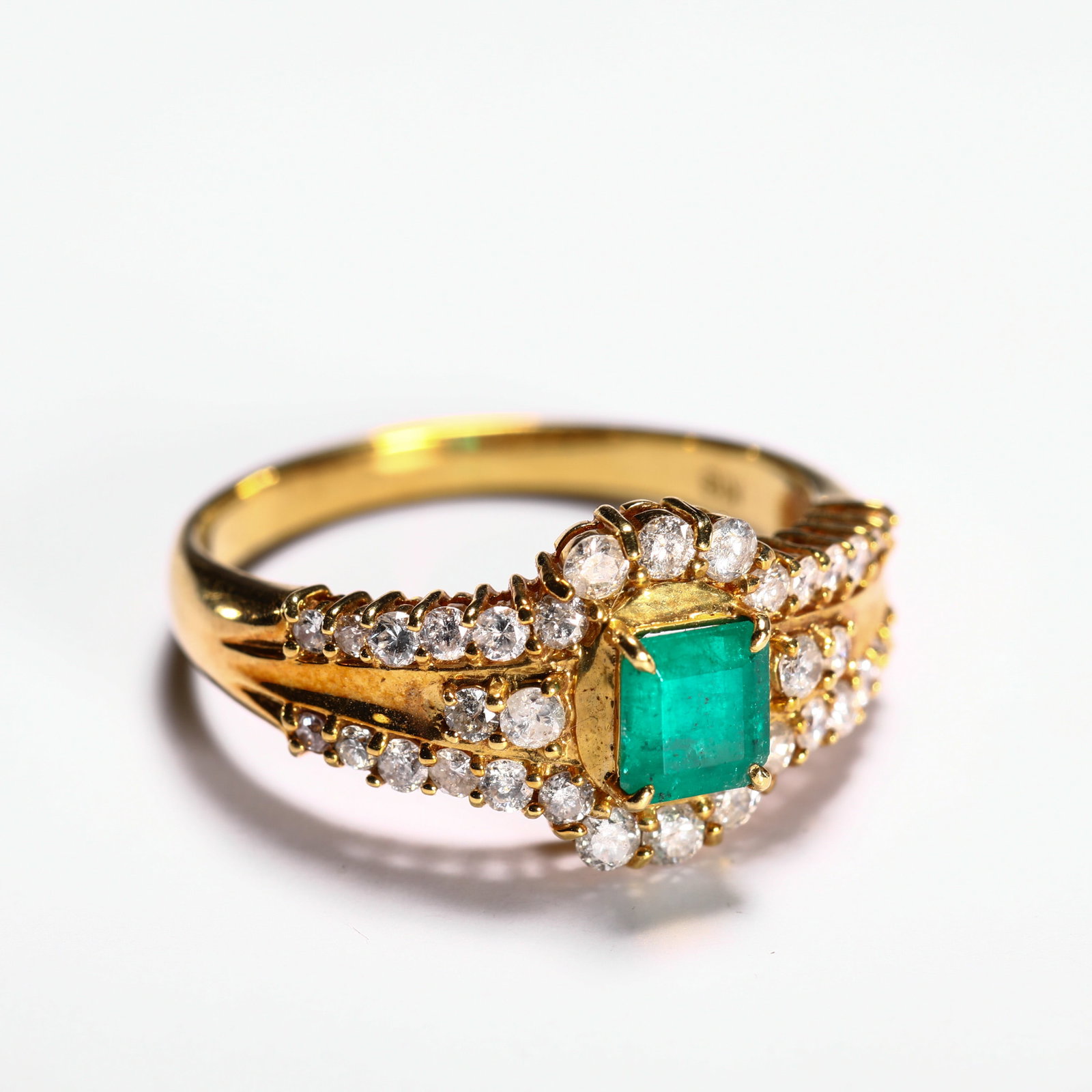 18K EMERALD RING: Mouth of ring: 12 Weight: 3.3g