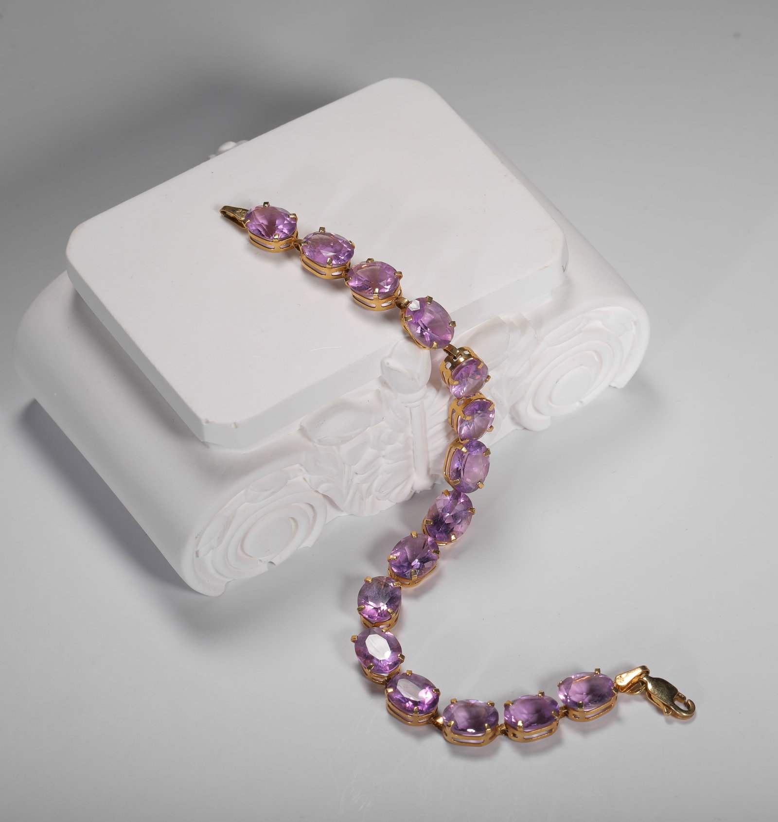 18K AMETHYST RING: L: 19cm Weight: 8g