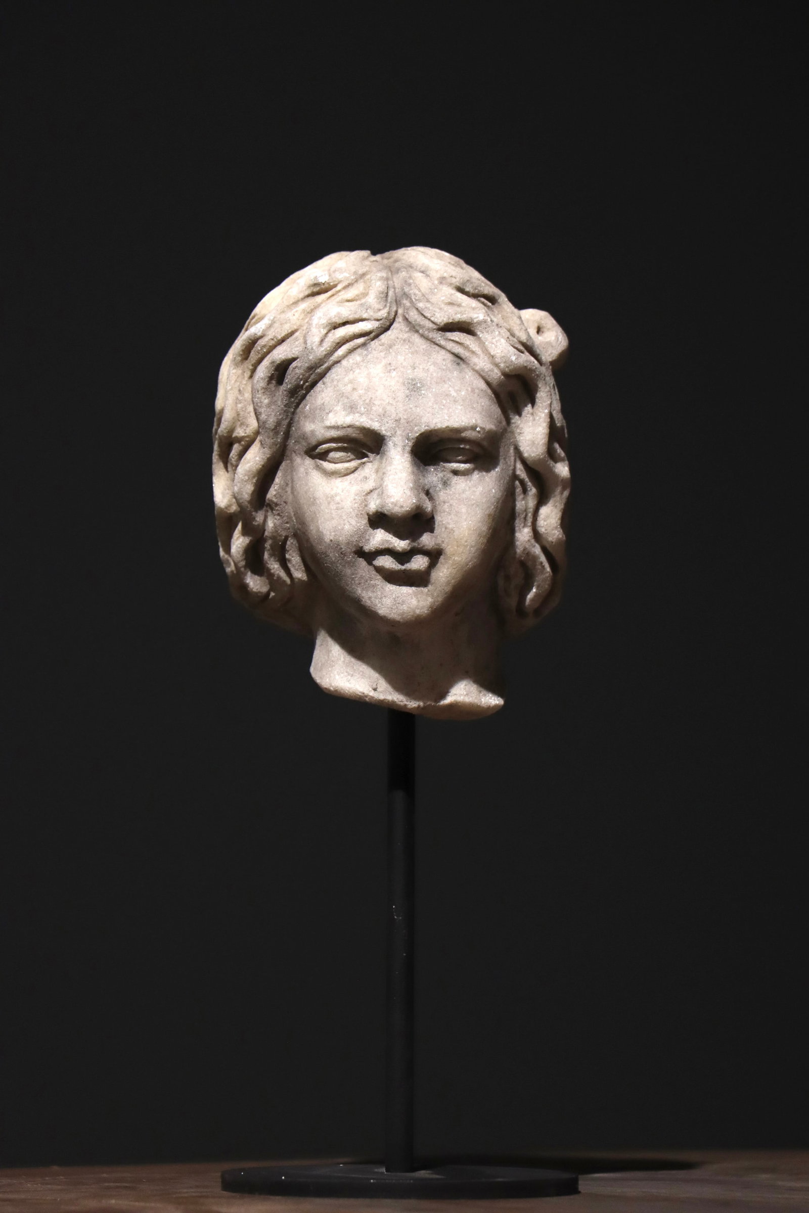 ANCIENT GREEK STONE-CARVED HEAD: H: 26cm (10.24in) H: 14cm (5.51in)