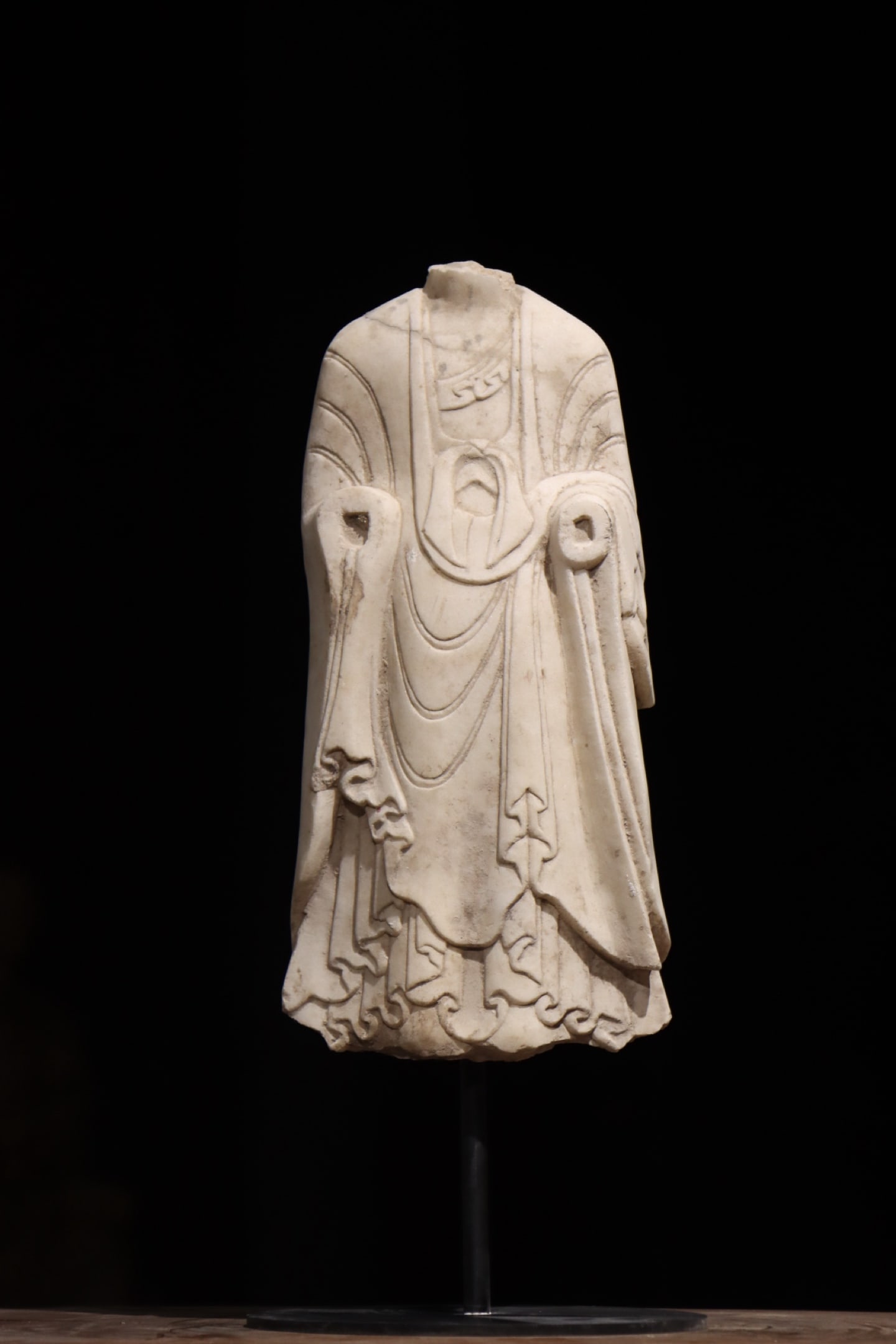 A HALF-BODY MUTILATED FIGURE OF A BODHISATTVA MADE OF WHITE MARBLE FROM THE NORTHERN QI DYNASTY (1 of 7)