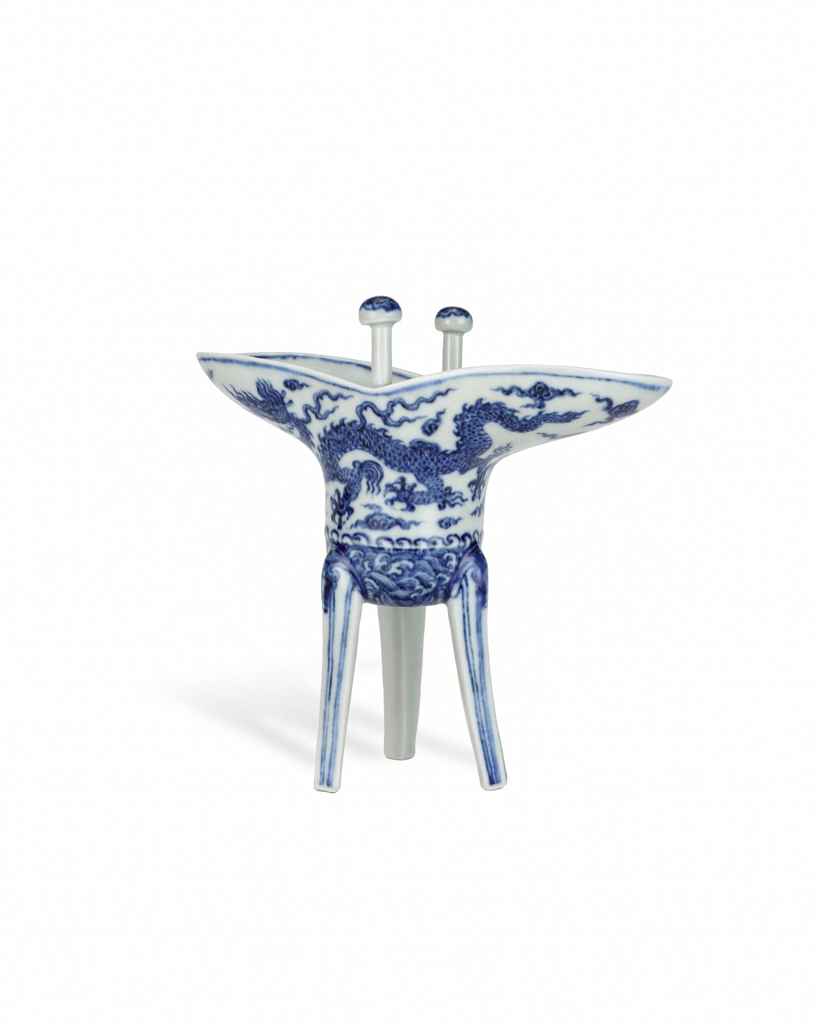 A BLUE AND WHITE THREE-LEGGED CUP FROM YONGLE OF THE MING DYNASTY: L: 19cm H: 18.5cm