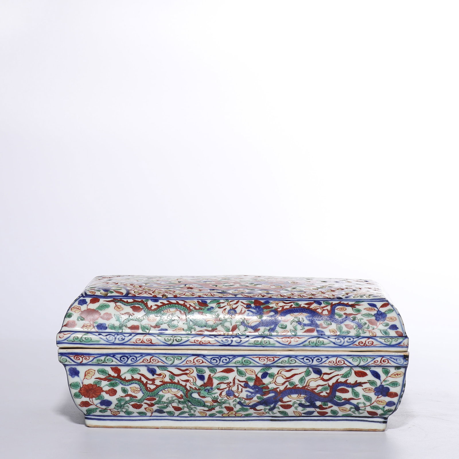 A FIVE-COLORED LID BOX WITH TWO DRAGONS PLAYING WITH A PEARL PATTERN FROM THE WANLI PERIOD OF THE (1 of 4)