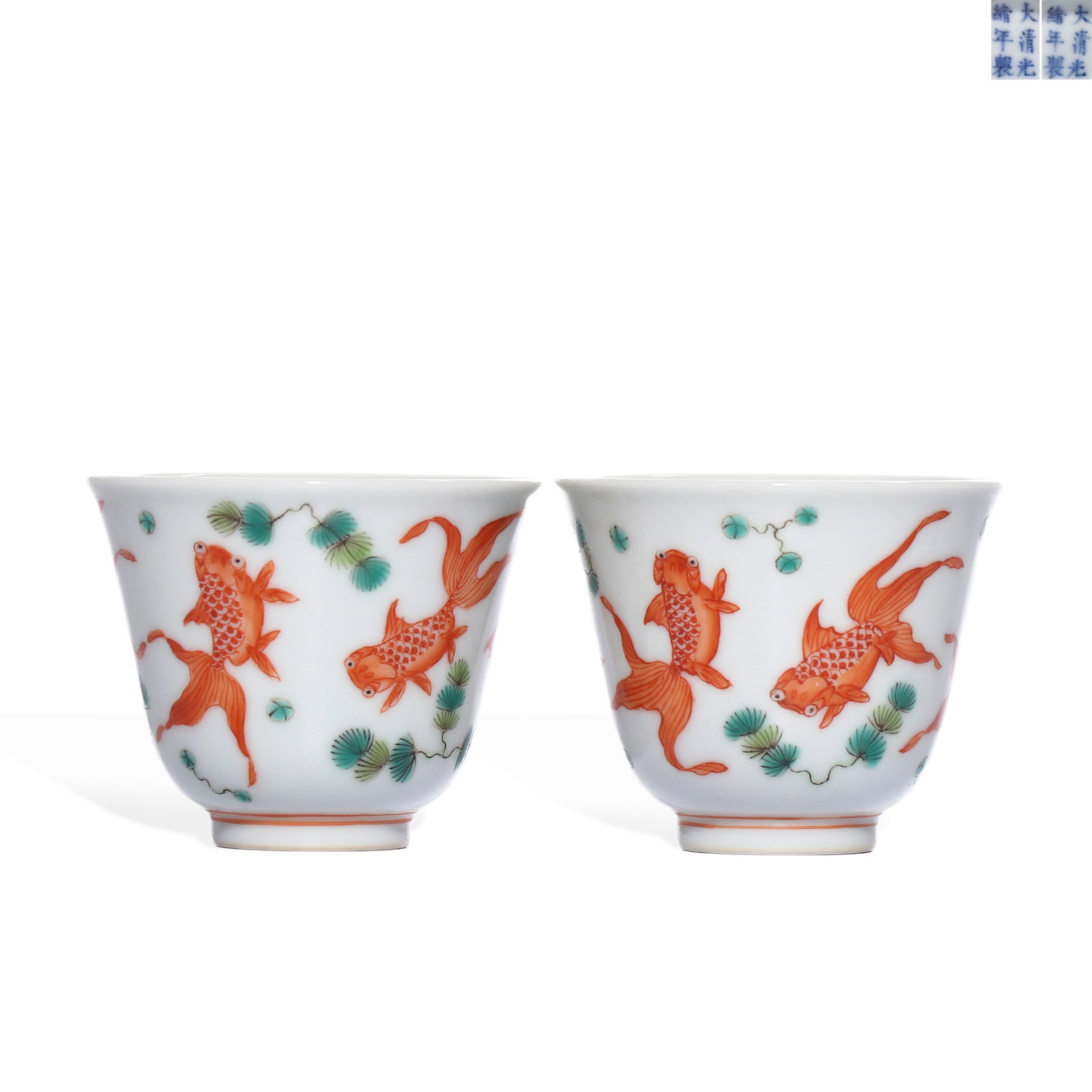 A PAIR OF CUPS WITH A FULL HALL PATTERN OF GOLD AND JADE IN THE RED AND PINK COLOR OF THE QING: H: 4.9cm D: 5.8cm