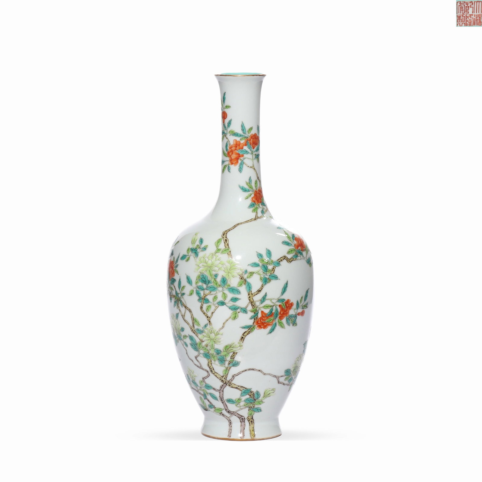 A LONG NECKED VASE WITH FLORAL PATTERNS IN THE QIANLONG PERIOD OF THE QING DYNASTY: H: 33cm