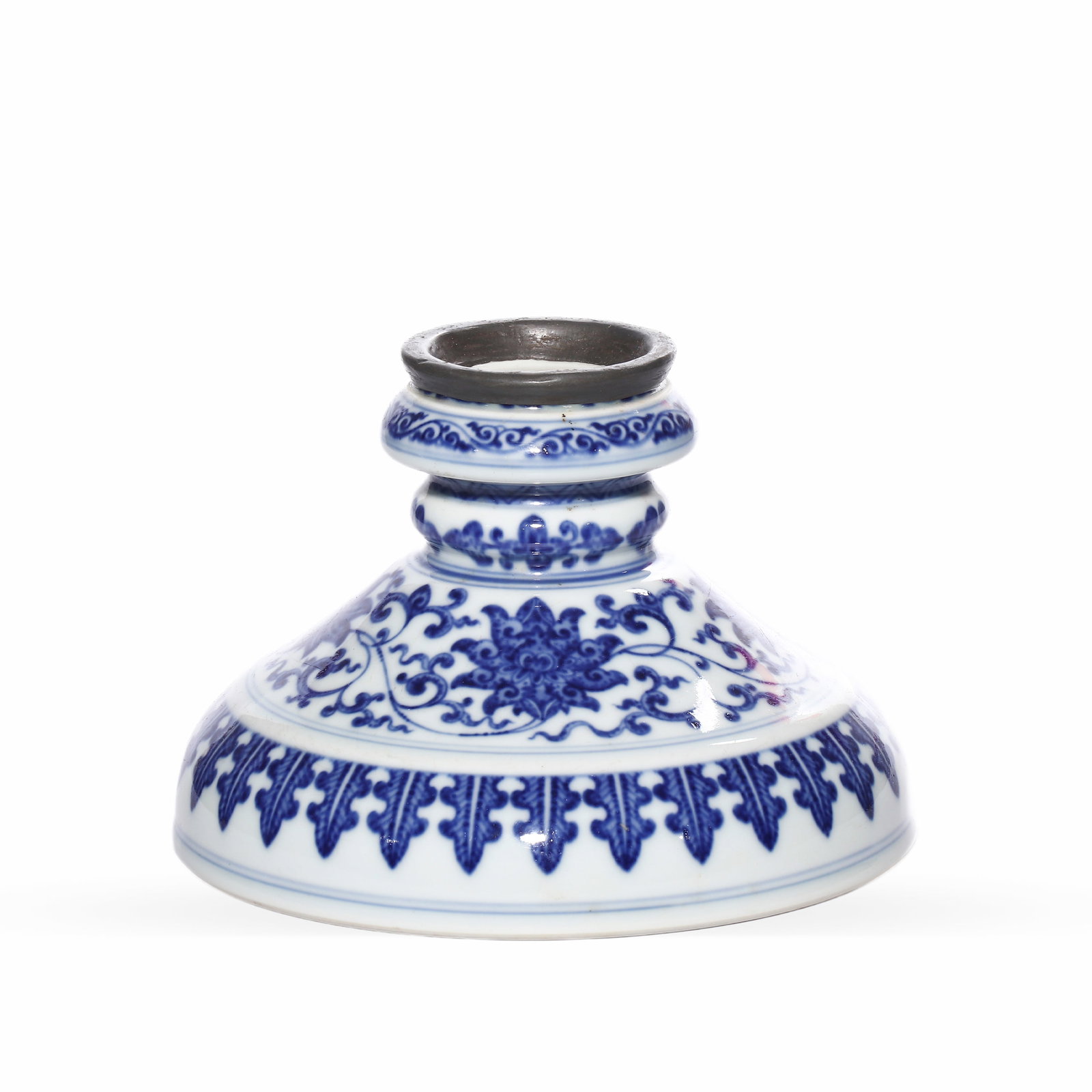 A QING DYNASTY BLUE AND WHITE PORCELAIN BASE WITH LOTUS PATTERNS: H: 13cm