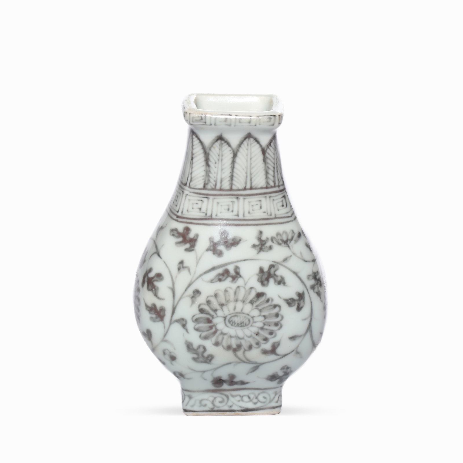 A SMALL SQUARE JAR WITH RED INLAID FLORAL PATTERNS: H: 13cm