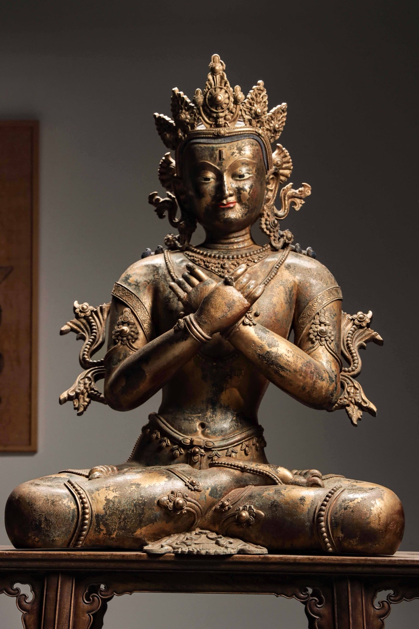 BRONZE GILT OF THE QING DYNASTY - VAJRA MASTER STATUE: Weight: 52300g(115.32lb)H: 102cm(40.16in)W: 72cm(28.35in)T: 48cm(18.90in)This Vajradhara Buddha statue sits in full-lotus posture, wearing an elaborate five-leaf crown with gentle dignified facial fea