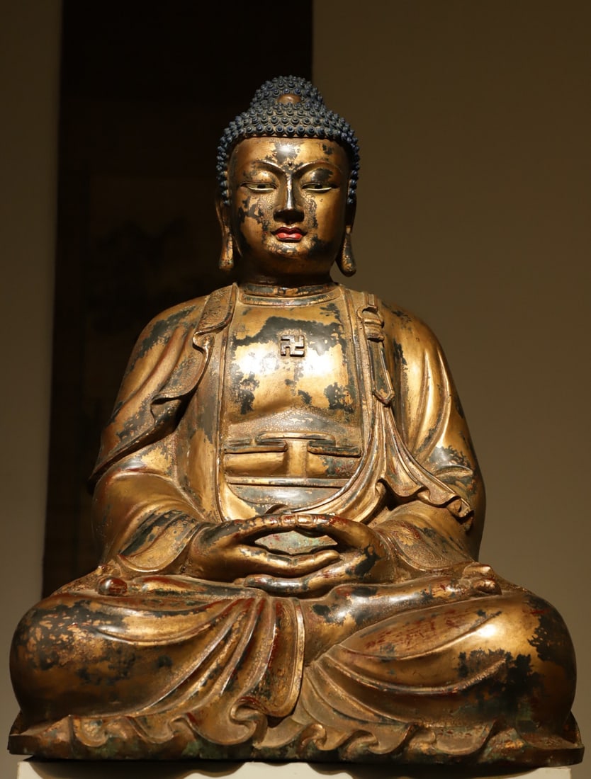 A GILDED BRONZE AMITABHA BUDDHA STATUE FROM THE QING DYNASTY: Weight: 23500g, H: 66cmL: 47cmW: 38cmThis is a gilt-bronze sitting statue of Amitabha Buddha (or Shakyamuni Buddha). Made of gilt bronze, the Buddha sits in full lotus posture with hands in dhyana mud