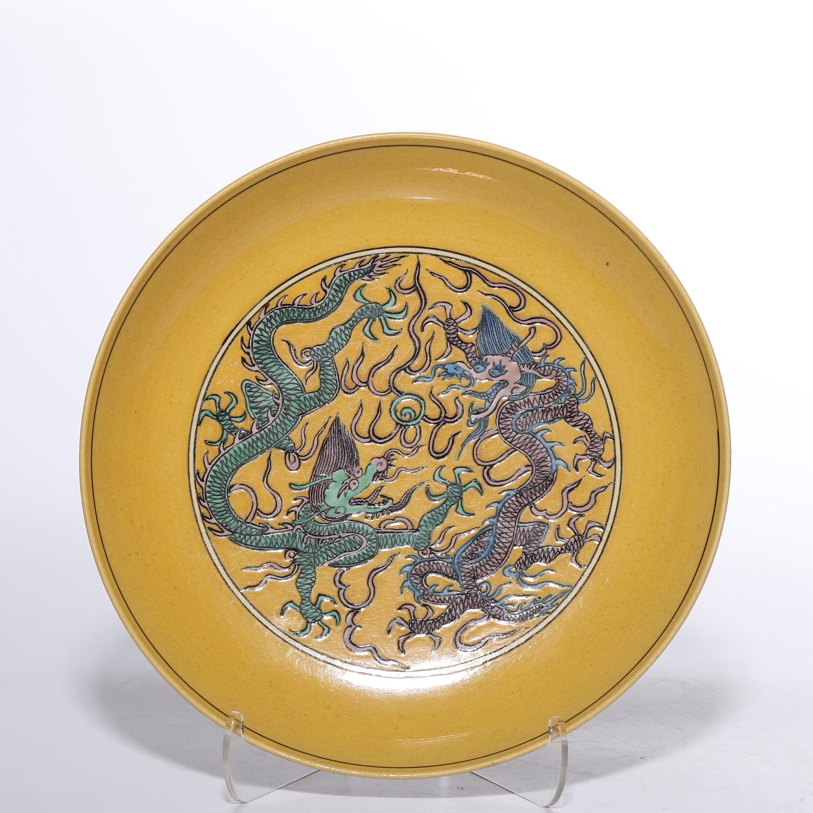 A YELLOW-GROUND PLAIN TRICOLOR PLATE WITH THE PATTERN OF TWO DRAGONS PLAYING WITH A PEARL (1 of 4)