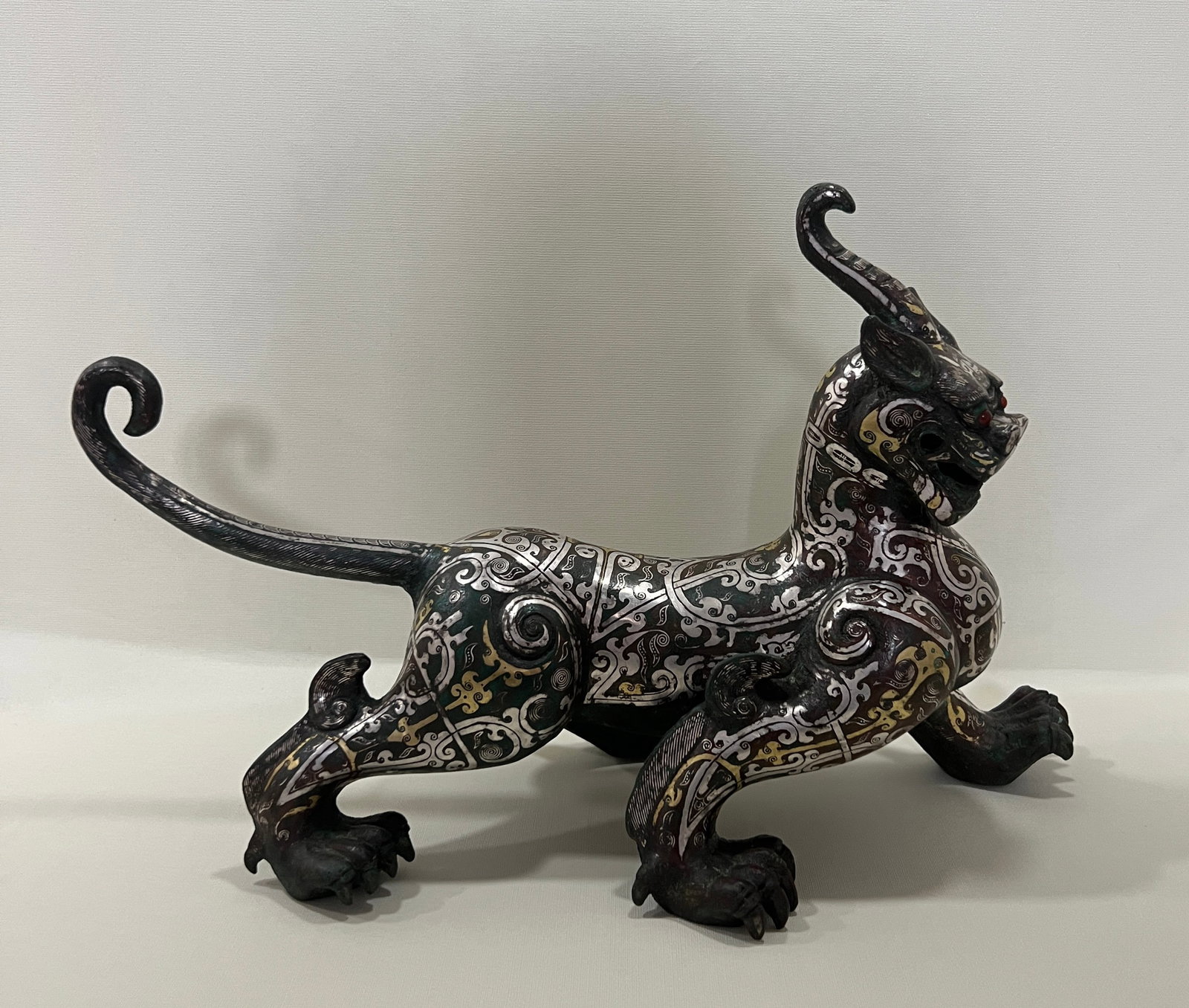 WARRING STATES PERIOD GOLD AND SILVER INLAID AUSPICIOUS BEASTS: H:22CM L:31CM