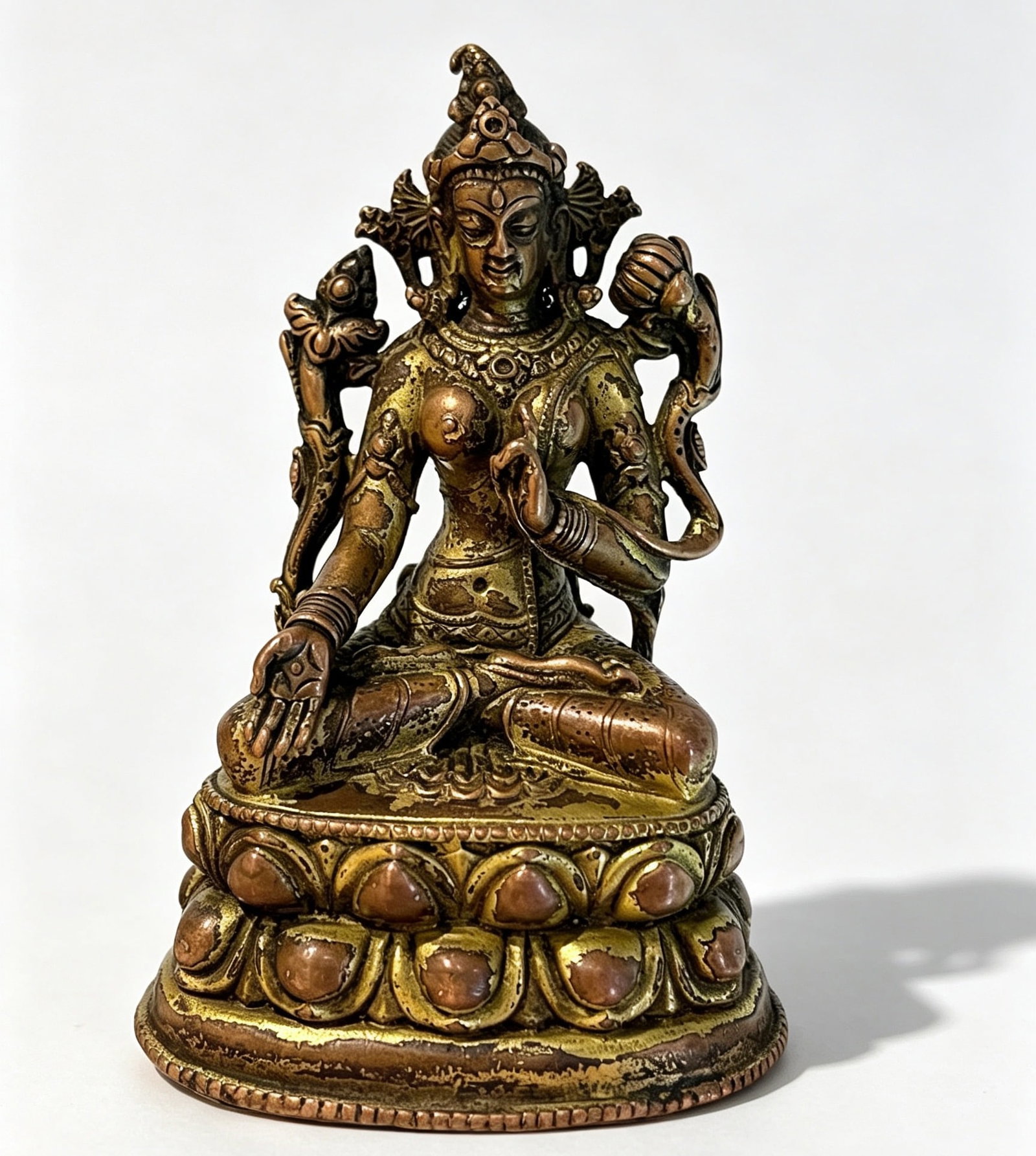 GILDED BODHISATTVA OF THE MING DYNASTY: H:8.7CM L:5.5CM