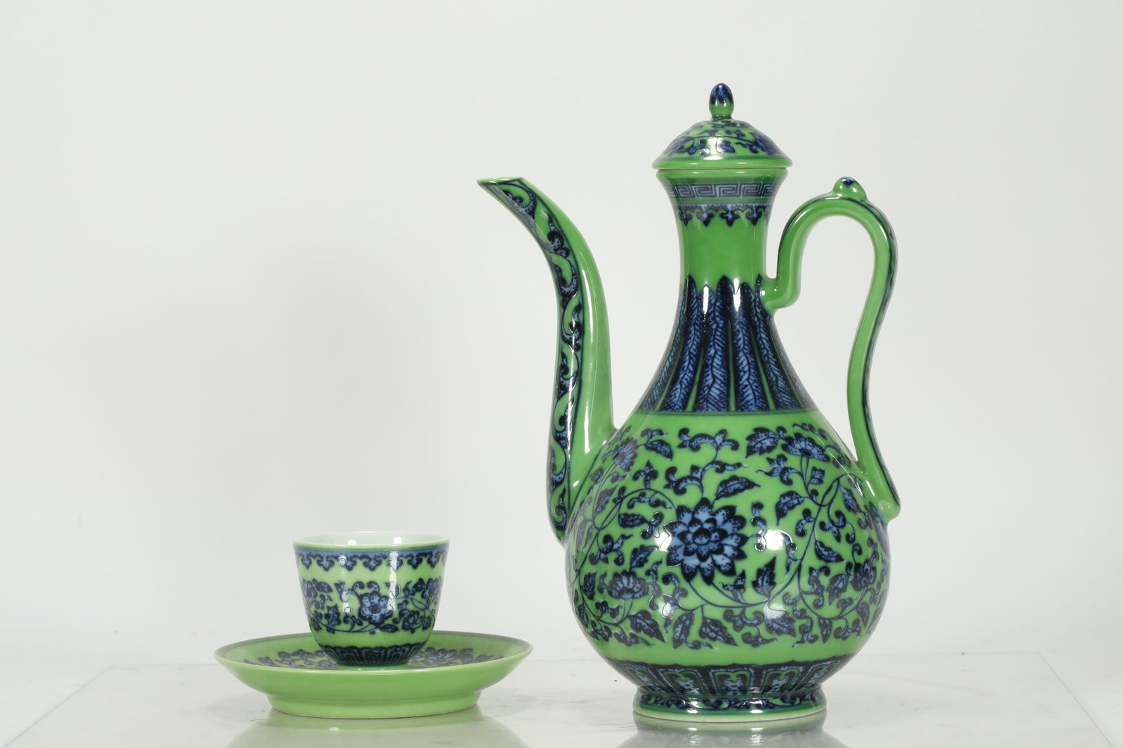 QING DYNASTY GREEN GLAZED BLUE AND WHITE TEAPOT: H:26CM