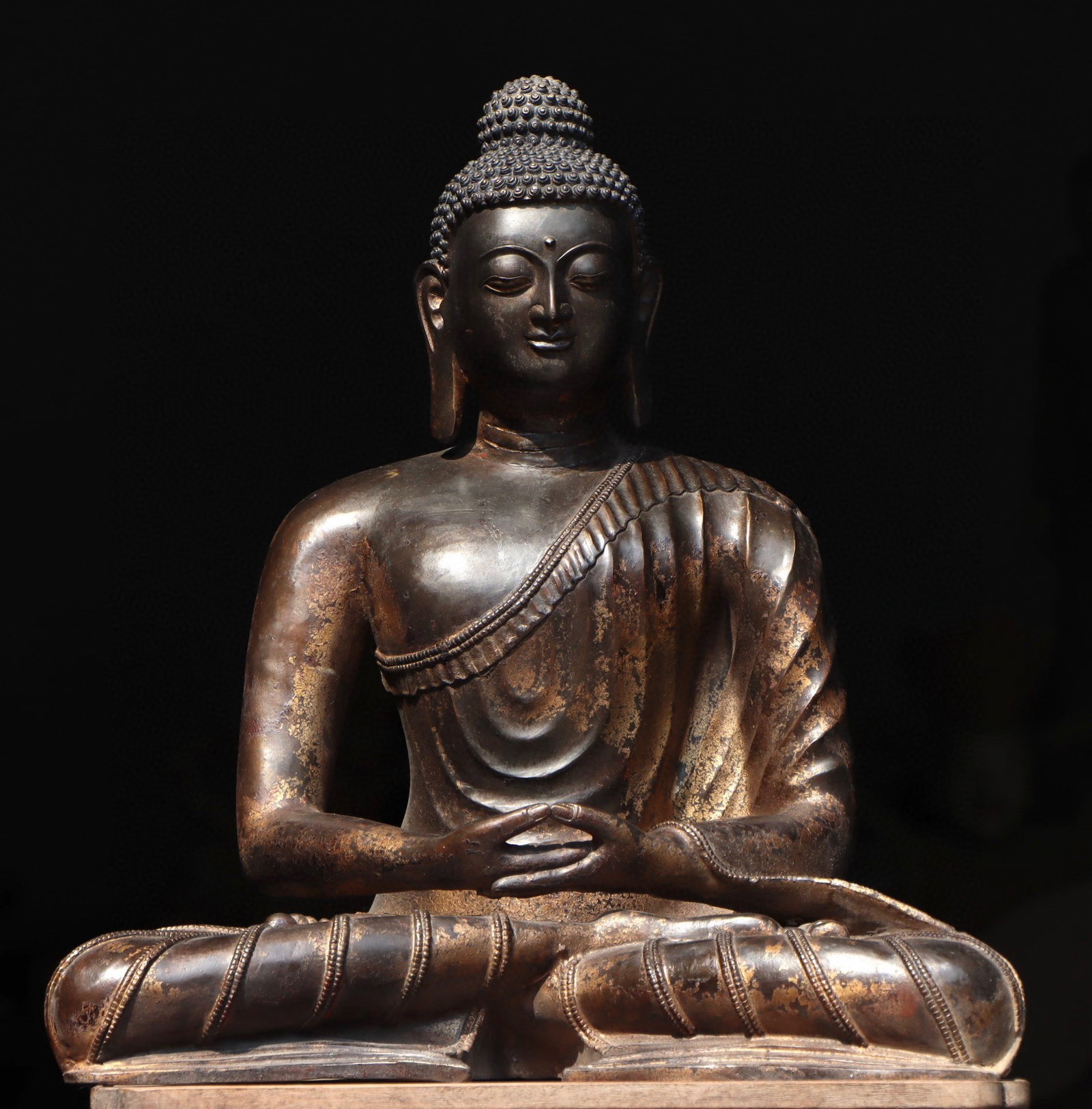 MING DYNASTY GOLD-PAINTED BUDDHA STATUE: H:50CM L:45CM