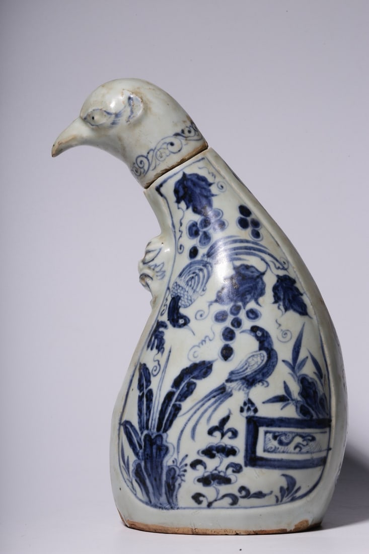 YUAN DYNASTY BLUE AND WHITE PORCELAIN POT: H:22CM