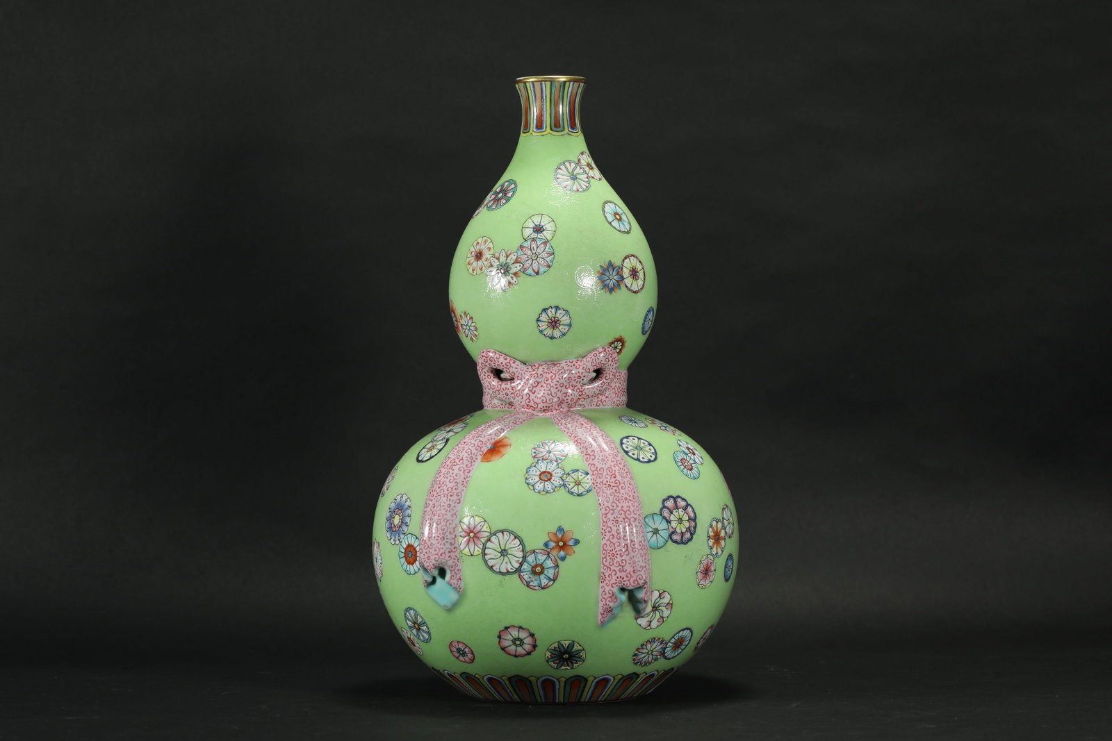 QING DYNASTY FAMILLE ROSE GOURD VASE (1 of 9)