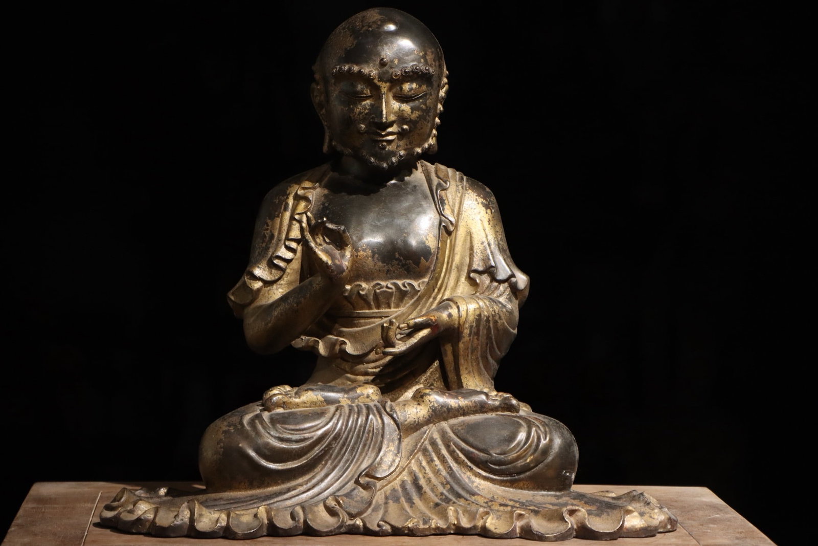 MING DYNASTY GOLD-PAINTED ARHATS: H:43CM L:46CM