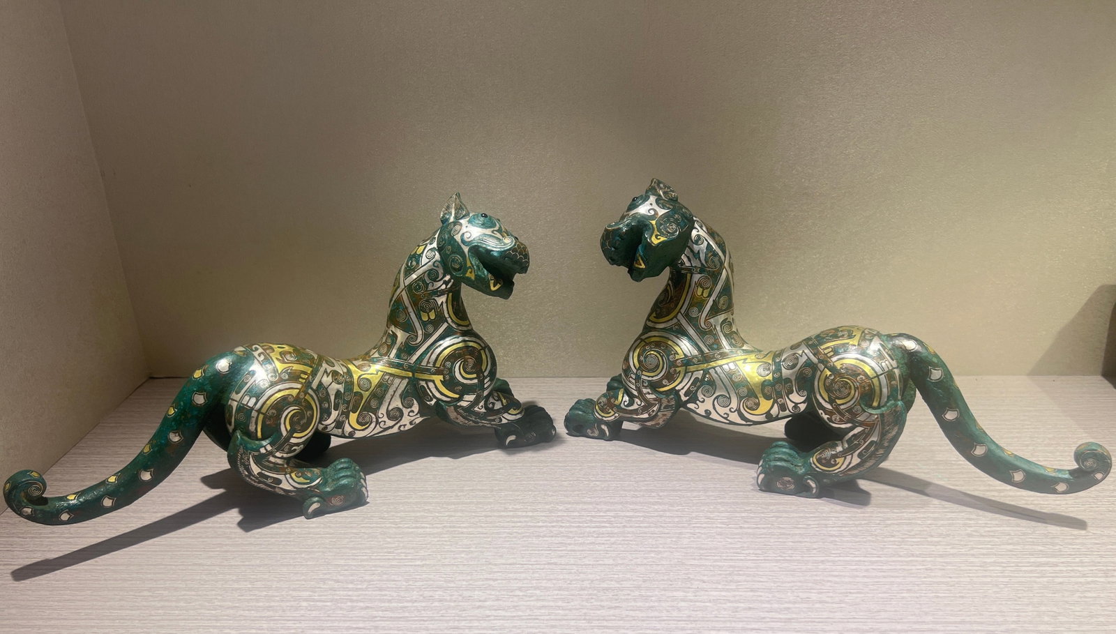 WARRING STATES PERIOD GOLD AND SILVER INLAID AUSPICIOUS BEASTS: H:15CM L:27CM