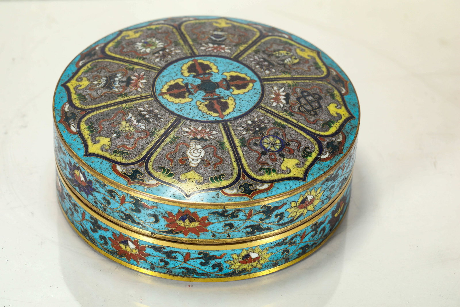 CLOISONN? COVERED BOX FROM THE MING DYNASTY: H:5CM L:15CM