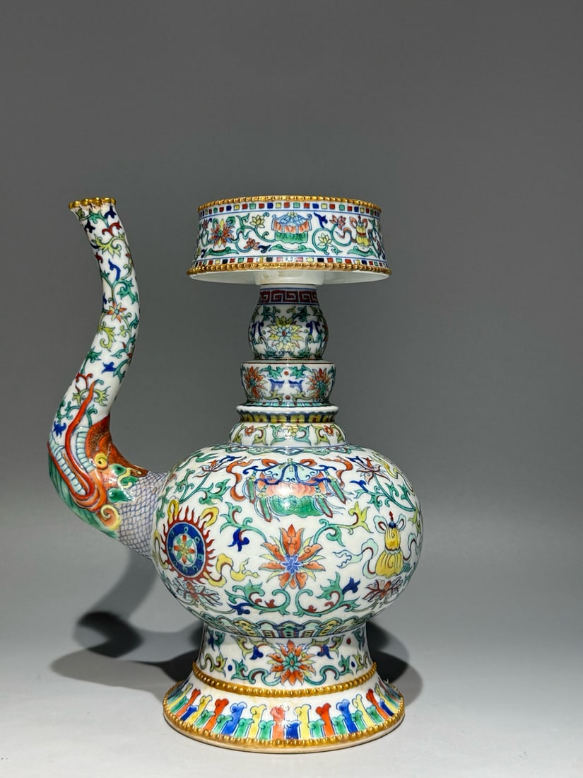 DOUCAI SPRAYER BOTTLE OF THE QING DYNASTY: H:21.3CM L:16CM