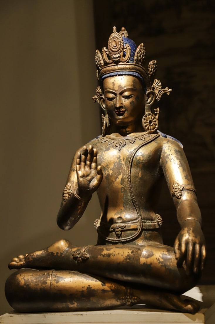 MING DYNASTY GOLD-PAINTED BUDDHA STATUE: H:60CM L:45CM