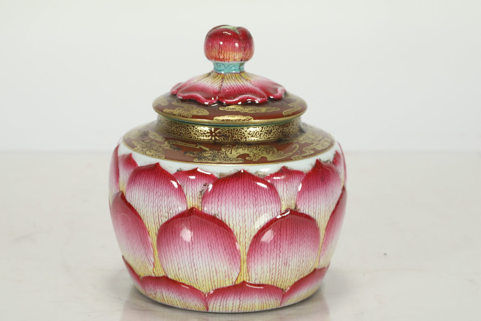QING DYNASTY FAMILLE ROSE LOTUS COVERED JAR: H:10CM L:9CM