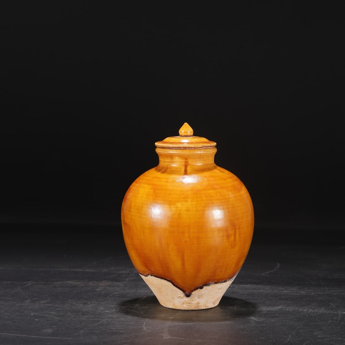 TANG DYNASTY YELLOW GLAZED COVERED JAR: H:20CM L:13.5CM