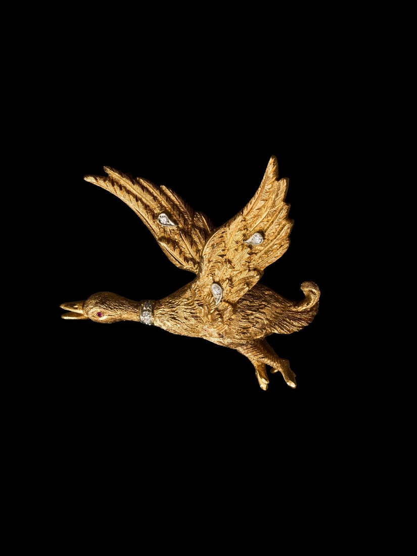French Retro Period 18K Gold Ruby and Diamond Mallard Brooch: 4.7*4.6cmWt:10.1g This piece vividly captures the lively spirit of the mallard. Its overall lines are fluid and graceful, free of harsh angles, making it a highly-desirable "dynamic-style" antique jew