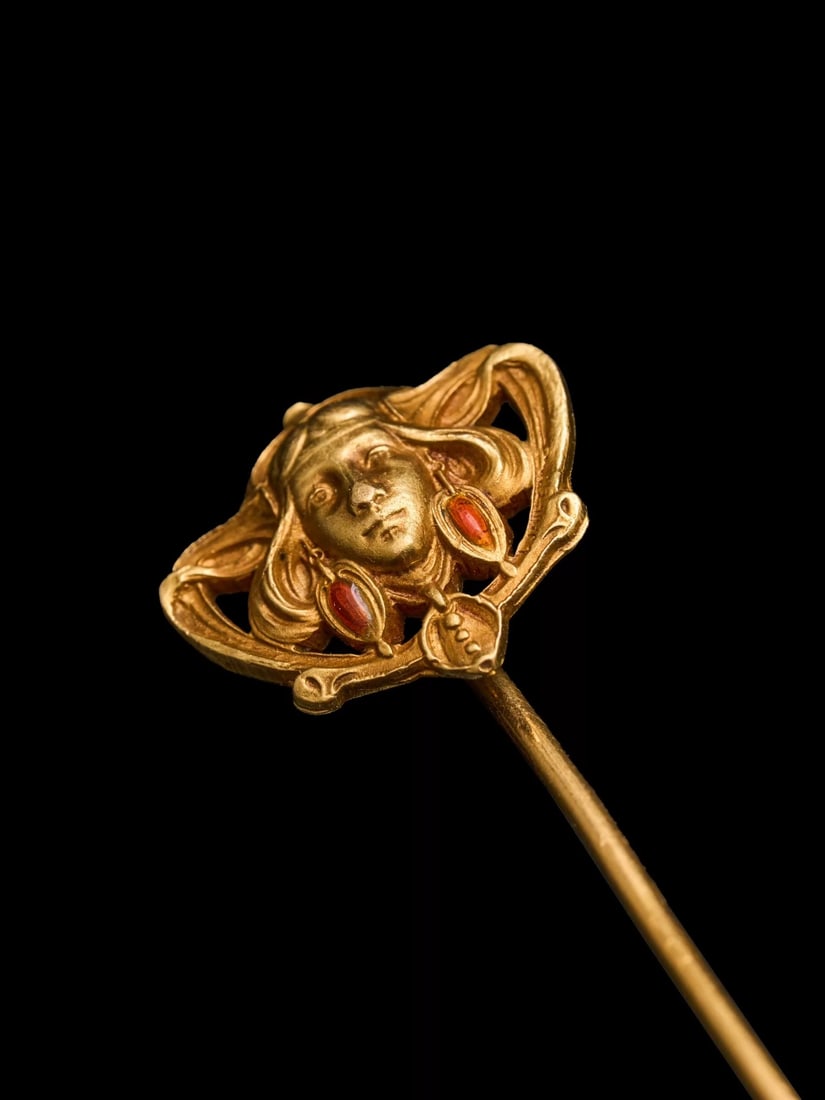 French Art Nouveau Artist L. Janvier 18K Gold Hair Ornament: 1.6*1.3cmWt:4.05g Classic Nymph motif, one of the most iconic feminine mythological themes of the Art Nouveau movement, symbolising nature, softness and dreamlike beauty. Crafted in 18K gold, the piec