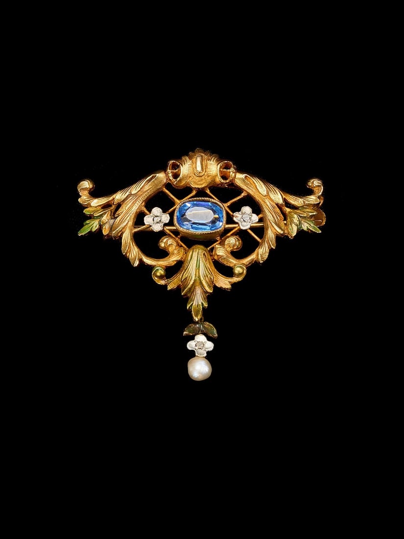 French 1900s Art Nouveau 18K Gold Chased Scroll-Work Enamel Sapphire Brooch: 3.3*3.3cmWt:6g The brooch features open-work scroll-foliate ornamentation with translucent green plique-a-jour enamel on the leaf surfaces. A cushion-cut gemstone is centrally set, accented by diamond
