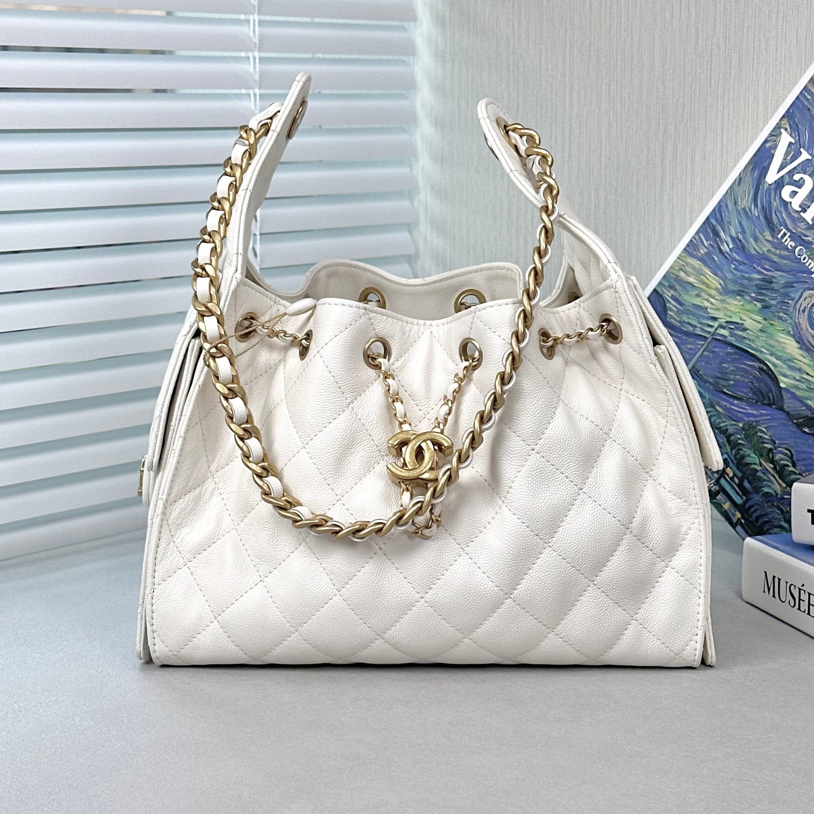 Chanel 25 Small Hobo Handbag, White Grained Calfskin, Quilted Stitching, Gold-Tone Hardware: 26*30*14cm