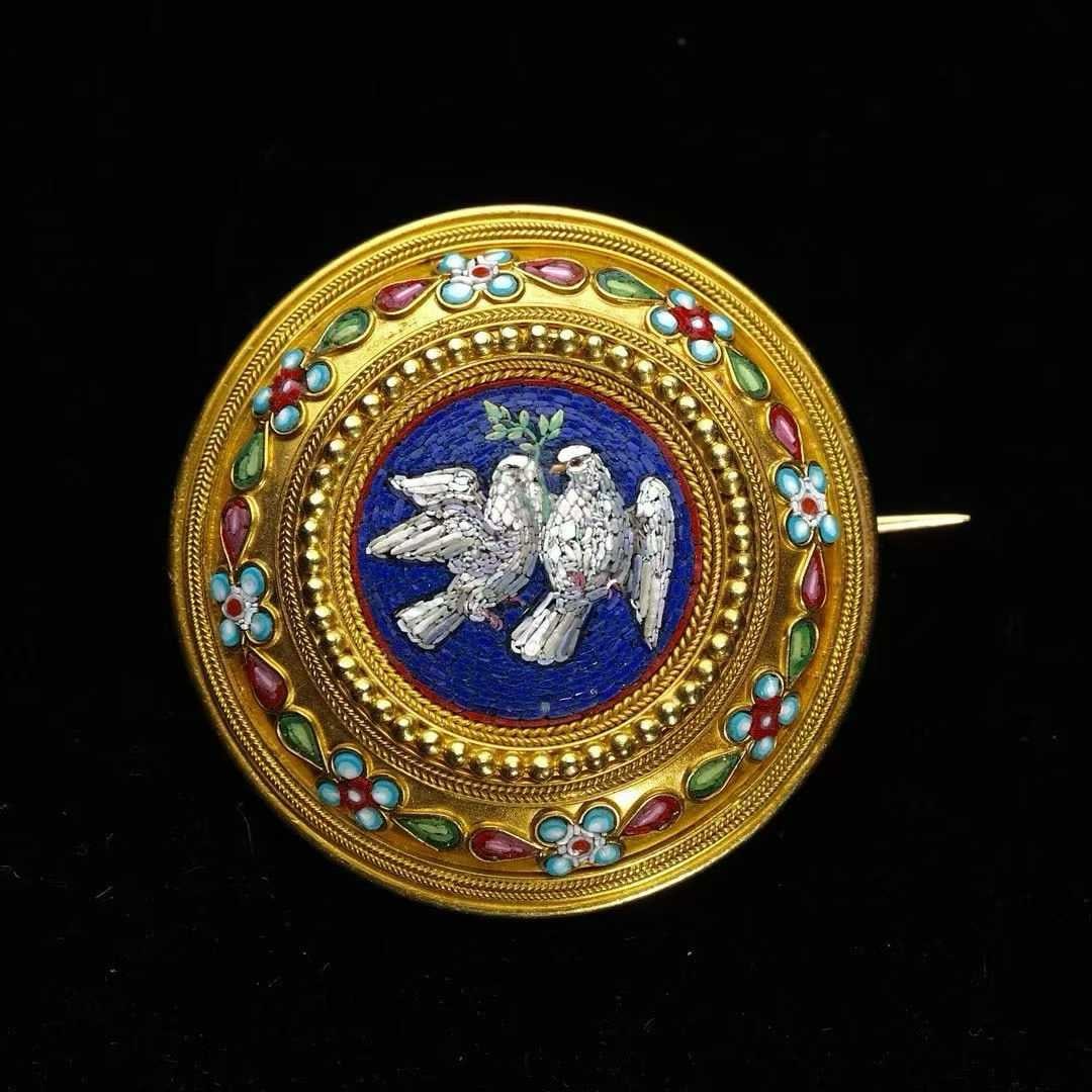 Victorian Period (1837-1901) Archaeological-Revival Dove Micromosaic Gold Brooch: D:3.6cm Wt:14g Thousands of tiny mosaic tesserae form an intricate motif, framed by a 900-gold border executed in the Etruscan goldsmithing style. Exceptionally well-crafted, noble and elegant in desi