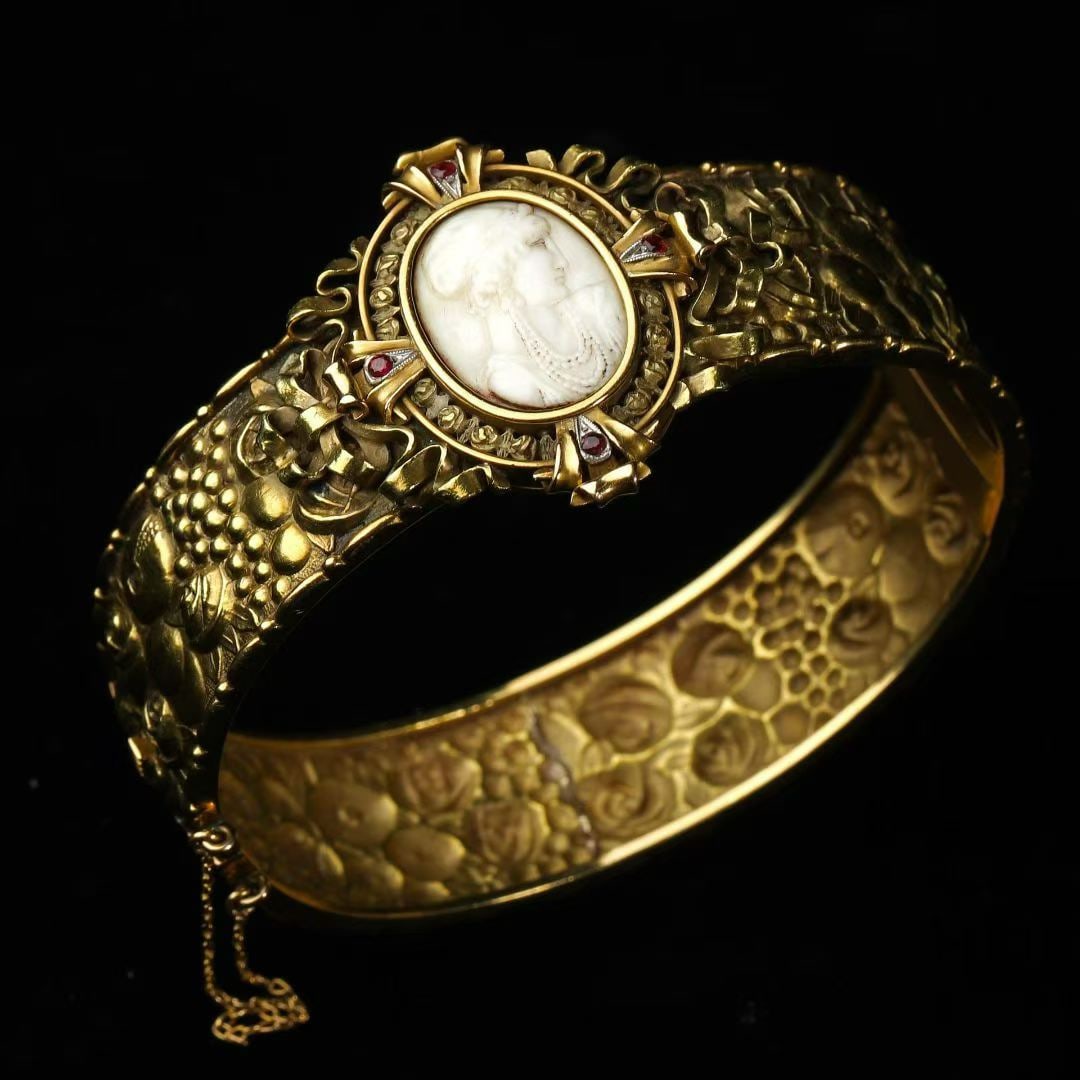Art Nouveau Period (1880-1920) Masterwork Gold-Relief Bracelet by Fuset y Grau: Bracelet inner diameter 52-61 mm, suitable for wrist circumference within 17 cm Wt:44.2g This bangle is entirely hand-crafted in 18K gold. The centre features a high-relief Neoclassical cameo depictin