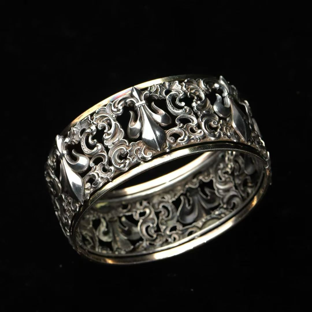 Art Nouveau Period (1880-1920) Silver-Chased Iris Bracelet: Bracelet inner diameter 53-62 mm, suitable for wrist circumference within 17 cm Wt:41.3g High-relief silver iris motif with graceful flowing lines that embody everlasting romance, illustrating the sig
