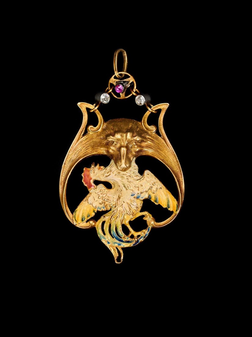 French Art Nouveau 18K Gold Aesop's-Fable-Themed Ruby Diamond-Set Chased-Gold Enamel Pendant: 4*7.2cmWt:24.7g Its central design draws from Aesop's fable "The Fox and the Cock", which recounts the tale of a cunning fox attempting to beguile a rooster with honeyed words. Crafted in 18K gold wit