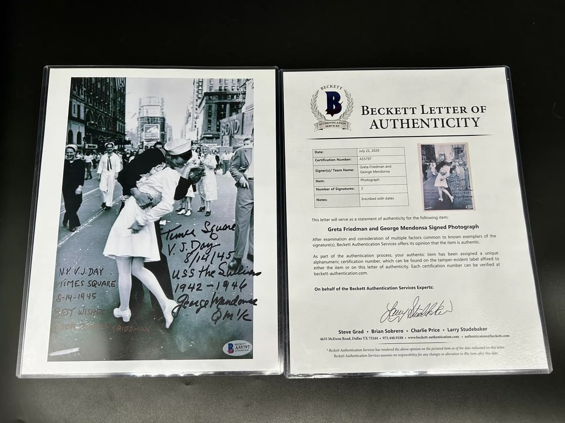 The Kiss Dual-Signed Photograph, One of the Most Famous Photos of the 20th Century, Beckett: Standard size, dimensions available upon request