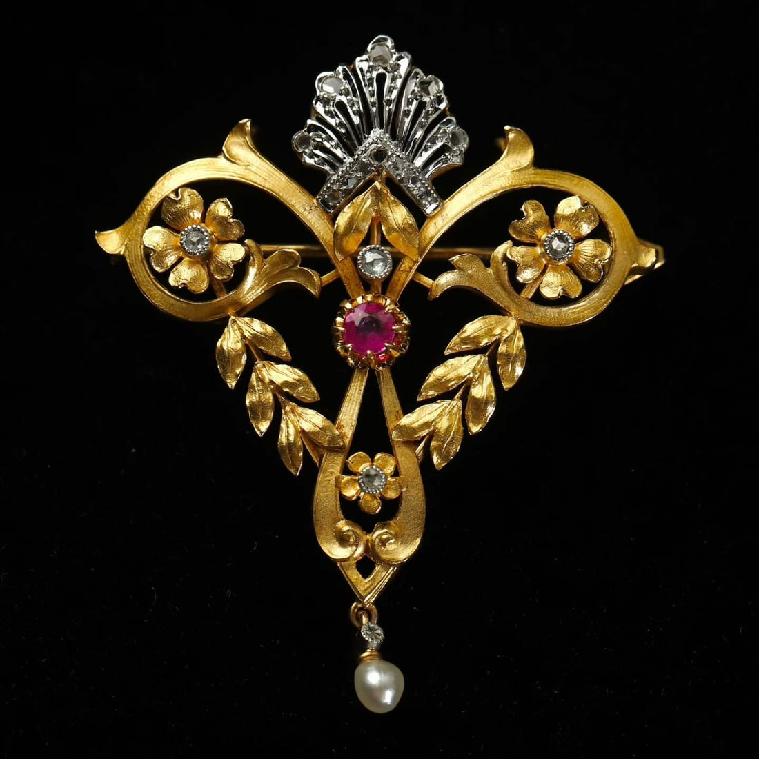Edwardian Period (1901-1910) Art-Nouveau-Style Two-Tone-Gold Antique Diamond and Ruby Brooch: 4.6*3.8cm Wt:6.85g This brooch is a quintessential example of early-20th-century European antique jewellery. It harmoniously unites Edwardian-era refinement with the dynamism of the Art Nouveau style,