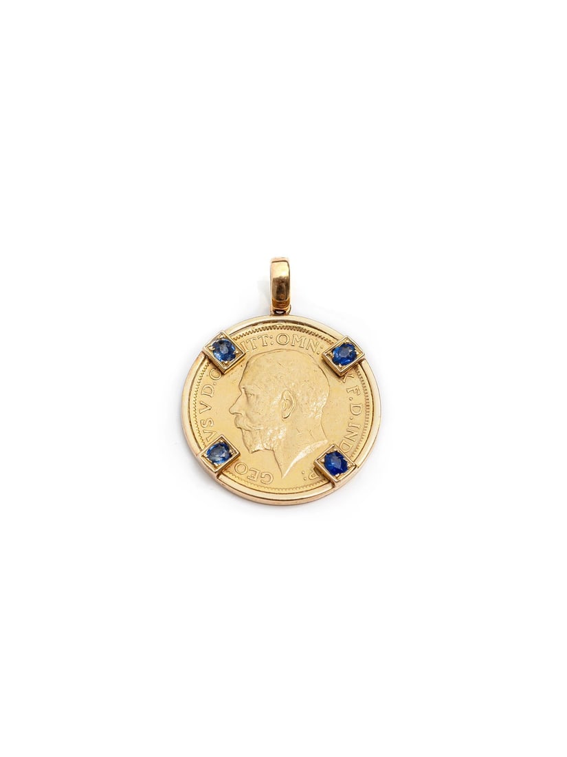 British 1917 18K Gold Pendant Set with King George V Sapphire-Mounted Sovereign Coin: D:2.3cmWt:10.5g The obverse bears the profile portrait of King George V together with his engraved legend: "GEORGIVS V D.G.BRITT:OMN:REX F.D.IND:IMP". The reverse is decorated with the iconic motif of